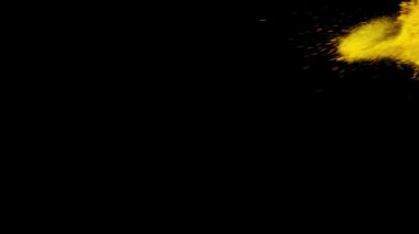 Egzotik baharatlar siyah arka planda çarpışır. Ağır çekim. Patlama oldu. Pembe ve sarı toz. Tam HD 240 fps