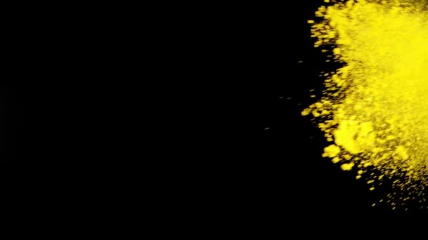 Exotické Koření Naráží Černém Pozadí Zpomal Exploze Růžový Žlutý Prášek — Stock video