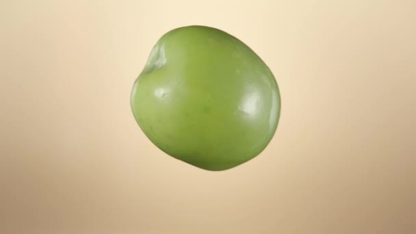 绿色的橄榄 底色浅黄 上有油 橄榄油倒入 慢动作 — 图库视频影像