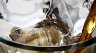 Coca Cola güzel buz küpleriyle bardağa dökülüyor. Tazeleyici içecek, soda. Yüzeyde kabarcıklar. 
