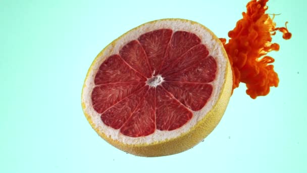 Friss Vágott Grapefruit Vízben Ütközik Színes Festék Világoskék Háttér Fröccsenő — Stock videók