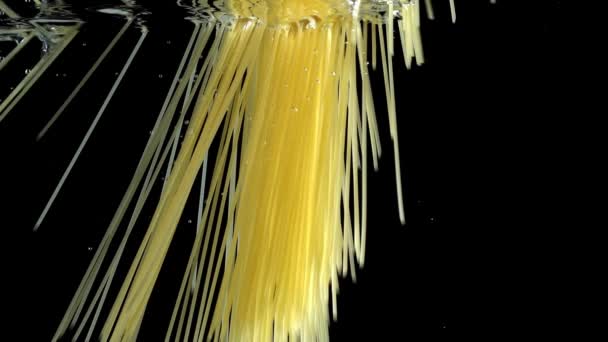 Makaron Wrzucony Wrzącej Wody Spaghetti Się Gotuje Gotuję Włoskie Danie — Wideo stockowe