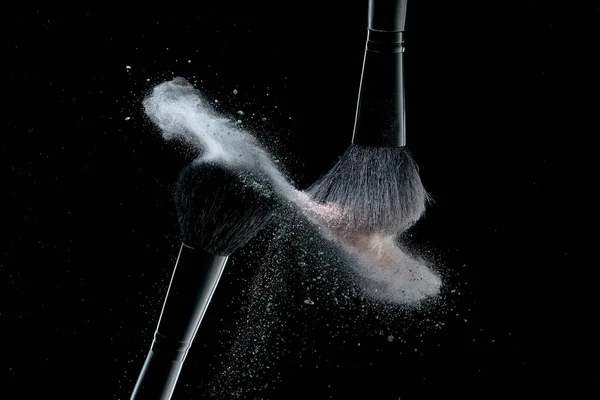 Pincéis Maquiagem Com Explosão Colorido Fundo Preto Fotografia Alta Velocidade — Fotografia de Stock