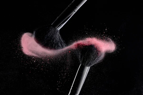 Pincéis Maquiagem Com Explosão Colorido Fundo Preto Fotografia Alta Velocidade — Fotografia de Stock