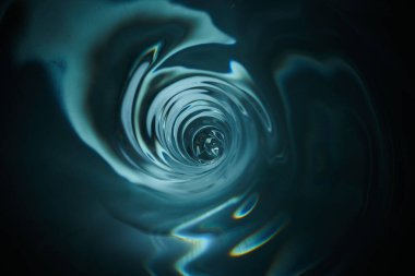 Pürüzsüz ve güzel mavi girdap. Girdap, su girdabı, üst manzara. Yüksek hızlı sıvı fotoğrafçılık.