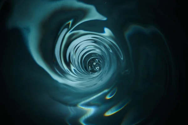 Pürüzsüz ve güzel mavi girdap. Girdap, su girdabı, üst manzara. Yüksek hızlı sıvı fotoğrafçılık.