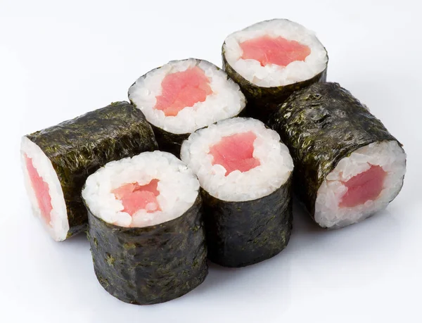 Beyaz arka planda izole edilmiş taze suşi ruloları. Japon mutfağı, Asya yemekleri. Deniz ürünleri, balık, pirinç.