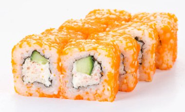 Beyaz arka planda izole edilmiş taze suşi ruloları. Japon mutfağı, Asya yemekleri. Deniz ürünleri, balık, pirinç.