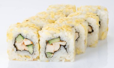 Beyaz arka planda izole edilmiş taze suşi ruloları. Japon mutfağı, Asya yemekleri. Deniz ürünleri, balık, pirinç.