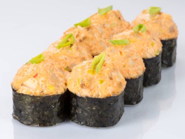 Beyaz arka planda izole edilmiş taze suşi ruloları. Japon mutfağı, Asya yemekleri. Deniz ürünleri, balık, pirinç.