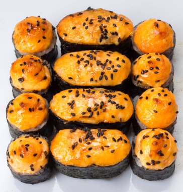 Büyük suşi ruloları beyaz arka planda izole edilmiş. Lezzetli taze suşi ruloları. Japon mutfağı, Asya yemekleri. Deniz ürünleri, balık, pirinç.