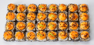 Büyük suşi ruloları beyaz arka planda izole edilmiş. Lezzetli taze suşi ruloları. Japon mutfağı, Asya yemekleri. Deniz ürünleri, balık, pirinç.