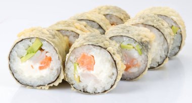 Beyaz arka planda izole edilmiş taze suşi ruloları. Japon mutfağı, Asya yemekleri. Deniz ürünleri, balık, pirinç.
