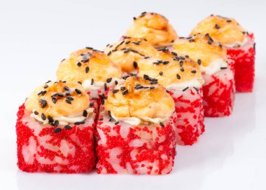 Beyaz arka planda izole edilmiş taze suşi ruloları. Japon mutfağı, Asya yemekleri. Deniz ürünleri, balık, pirinç.