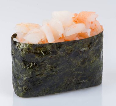 Beyaz arka planda izole edilmiş lezzetli taze suşi. Japon mutfağı, Asya yemekleri. Deniz ürünleri, balık, pirinç.