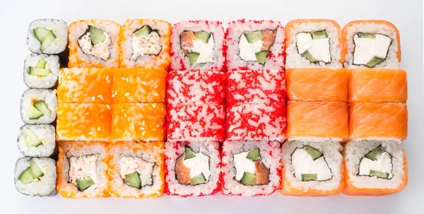 Büyük suşi ruloları beyaz arka planda izole edilmiş. Lezzetli taze suşi ruloları. Japon mutfağı, Asya yemekleri. Deniz ürünleri, balık, pirinç.