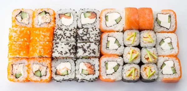 Büyük suşi ruloları beyaz arka planda izole edilmiş. Lezzetli taze suşi ruloları. Japon mutfağı, Asya yemekleri. Deniz ürünleri, balık, pirinç.