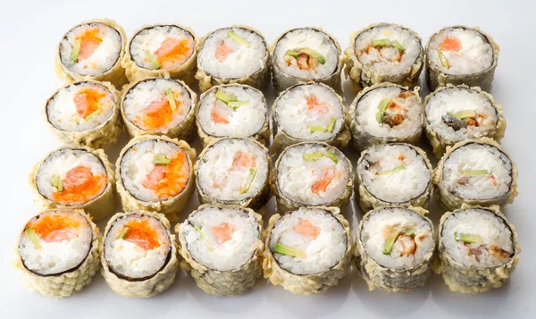 Büyük suşi ruloları beyaz arka planda izole edilmiş. Lezzetli taze suşi ruloları. Japon mutfağı, Asya yemekleri. Deniz ürünleri, balık, pirinç.