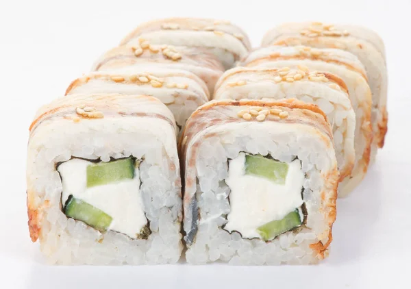 Beyaz arka planda izole edilmiş taze suşi ruloları. Japon mutfağı, Asya yemekleri. Deniz ürünleri, balık, pirinç.
