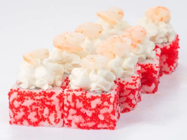 Beyaz arka planda izole edilmiş taze suşi ruloları. Japon mutfağı, Asya yemekleri. Deniz ürünleri, balık, pirinç.