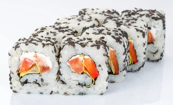 Beyaz arka planda izole edilmiş taze suşi ruloları. Japon mutfağı, Asya yemekleri. Deniz ürünleri, balık, pirinç.