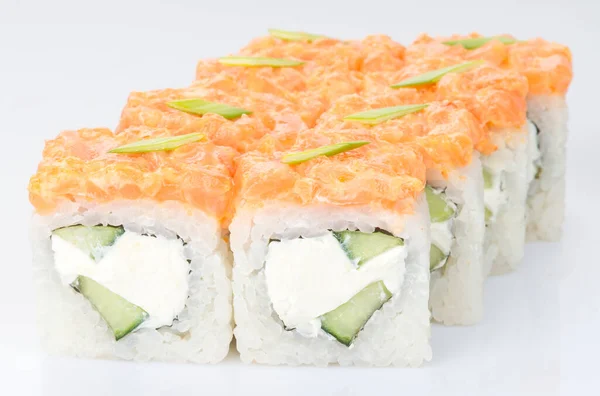 Beyaz arka planda izole edilmiş taze suşi ruloları. Japon mutfağı, Asya yemekleri. Deniz ürünleri, balık, pirinç.