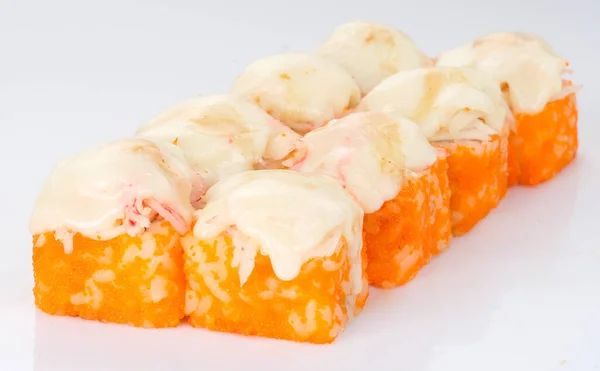 Beyaz arka planda izole edilmiş taze suşi ruloları. Japon mutfağı, Asya yemekleri. Deniz ürünleri, balık, pirinç.