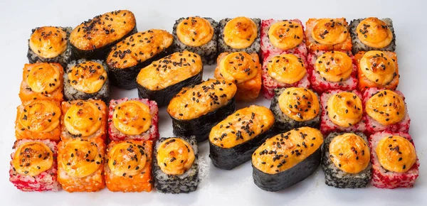 Büyük suşi ruloları beyaz arka planda izole edilmiş. Lezzetli taze suşi ruloları. Japon mutfağı, Asya yemekleri. Deniz ürünleri, balık, pirinç.