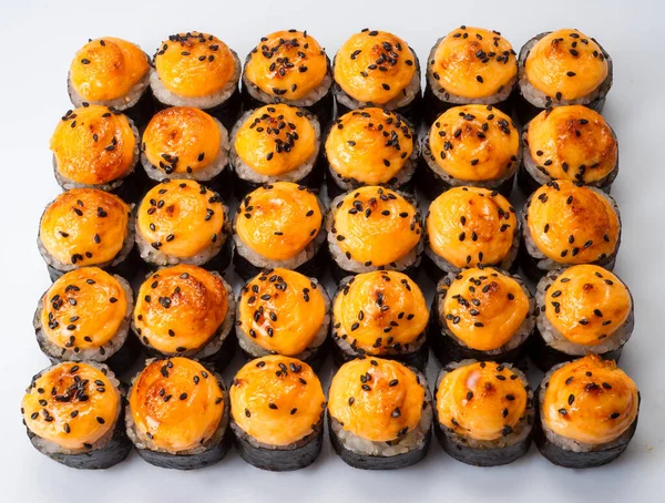 Büyük suşi ruloları beyaz arka planda izole edilmiş. Lezzetli taze suşi ruloları. Japon mutfağı, Asya yemekleri. Deniz ürünleri, balık, pirinç.