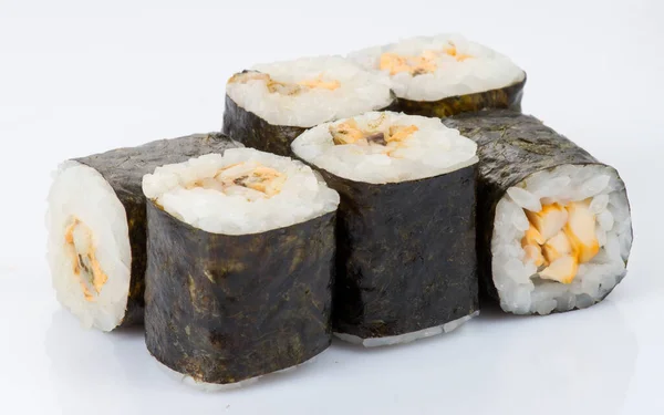 Beyaz arka planda izole edilmiş taze suşi ruloları. Japon mutfağı, Asya yemekleri. Deniz ürünleri, balık, pirinç.