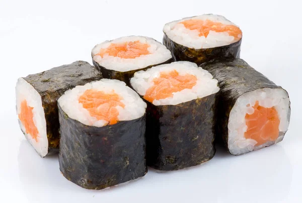 Beyaz arka planda izole edilmiş taze suşi ruloları. Japon mutfağı, Asya yemekleri. Deniz ürünleri, balık, pirinç.