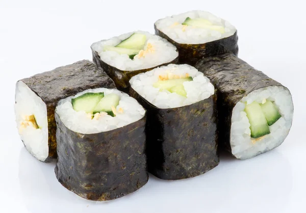 Beyaz arka planda izole edilmiş taze suşi ruloları. Japon mutfağı, Asya yemekleri. Deniz ürünleri, balık, pirinç.