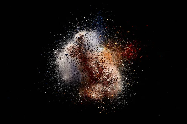 Siyah arka planda renkli barut patlaması. Kozmetikler patladı. Parçalı toz dokusu. Parlak bulut. Yüksek hız fotoğrafçılığı
