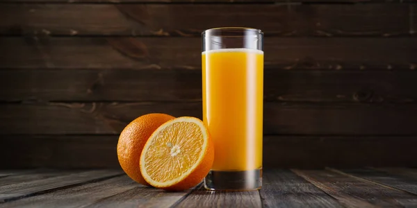 Tahta arka planda yüksek bardakta taze sıkılmış portakal suyu. Plastik sahne, taze meyve suyu.