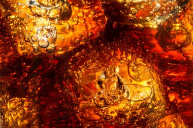 Coca Cola dolu buz küpleri. Gazoz köpükleri. - Yakın çekim. Soğuk içecek tazeleyici.