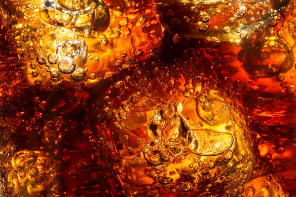 Coca Cola dolu buz küpleri. Gazoz köpükleri. - Yakın çekim. Soğuk içecek tazeleyici.