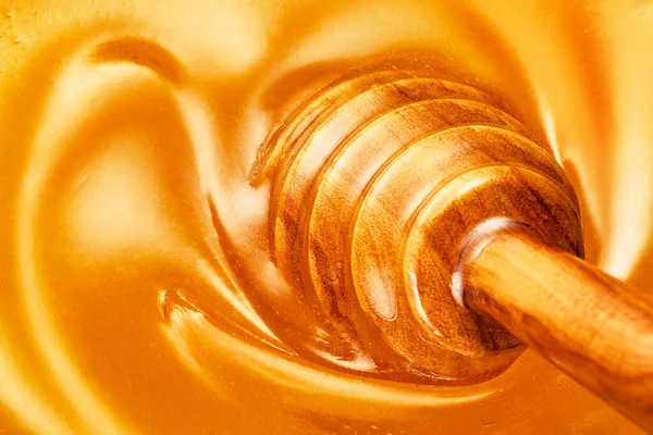 Tahta dalgıç altın bala dalıyor, dönüyor. Yakın çekim.