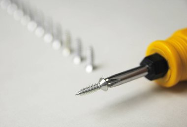 Vidalar ve tornavidalarla motivasyon ve sıkı çalışma konsepti