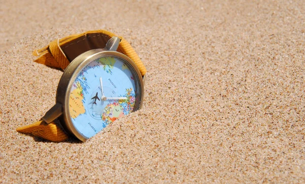 Kumda Bir Dünya Haritasıyla Seyahet Etmek Tatil Kavramı — Stok fotoğraf