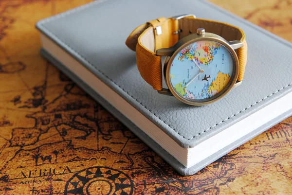 ヴィンテージ世界地図上の日記付き旅行者用時計の背景 概念を旅する時間 — ストック写真