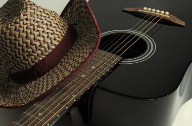 akustik gitar ve şapka yakın plan.
