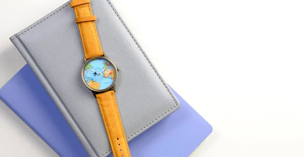 Cestovní hodinky s mapou světa na notebooku, izolované na bílém pozadí — Stock fotografie