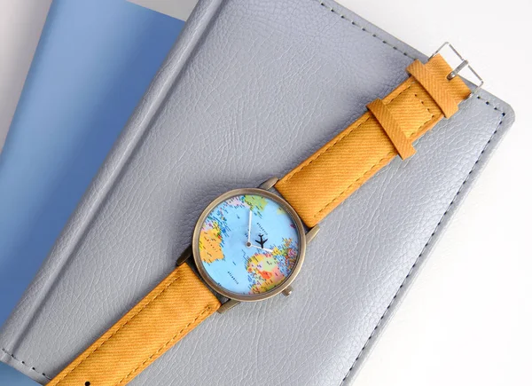 Orologio da viaggio con mappa del mondo su un taccuino, isolato su sfondo bianco — Foto Stock