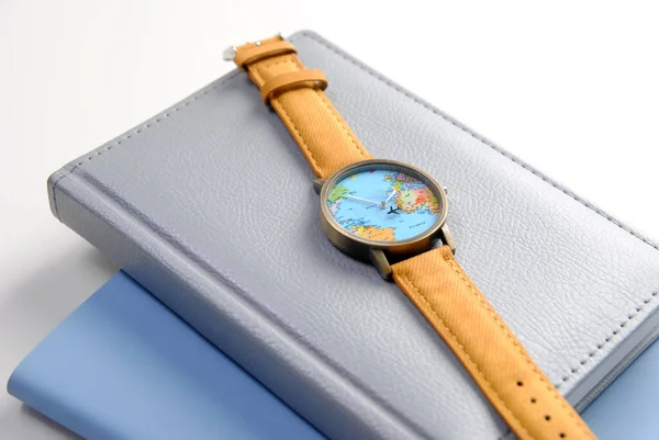 Relógio de viagem com mapa do mundo em um notebook, isolado no fundo branco — Fotografia de Stock