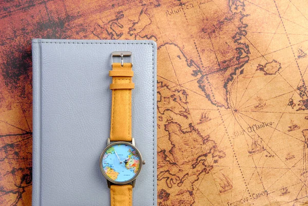 Dünya haritasında seyahat saati ve defter — Stok fotoğraf