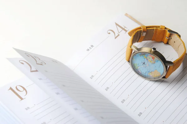Relógio de viagem e caderno aberto ou diário — Fotografia de Stock