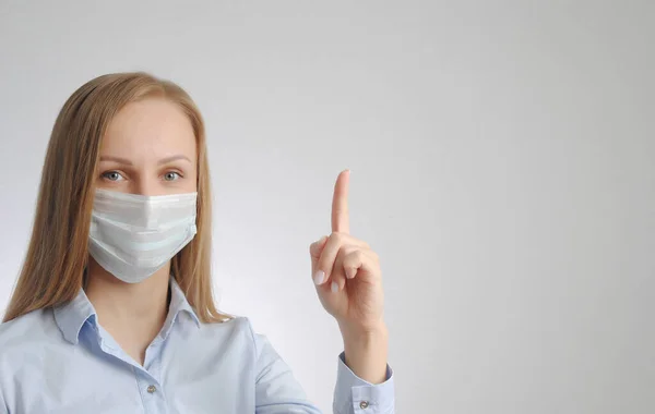 Vrouw Met Medisch Masker Wijst Vinger Omhoog Gebaar — Stockfoto