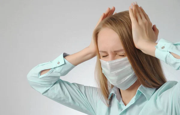 Jonge Vrouw Met Medisch Masker Houdt Haar Hoofd Gezondheidsprobleem Vermoeide — Stockfoto