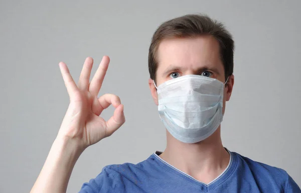 Man Met Medisch Masker Toont Gebaar — Stockfoto