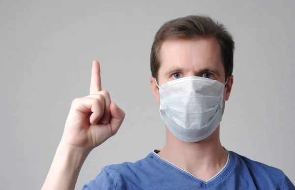 Man Met Medisch Masker Toont Vinger Omhoog Gebaar — Stockfoto